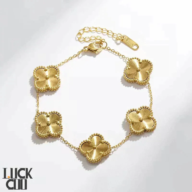 Nature's Charm | Clover Bracelet with Adjustable Chain | Elegant Accessory for Timeless Style Gold